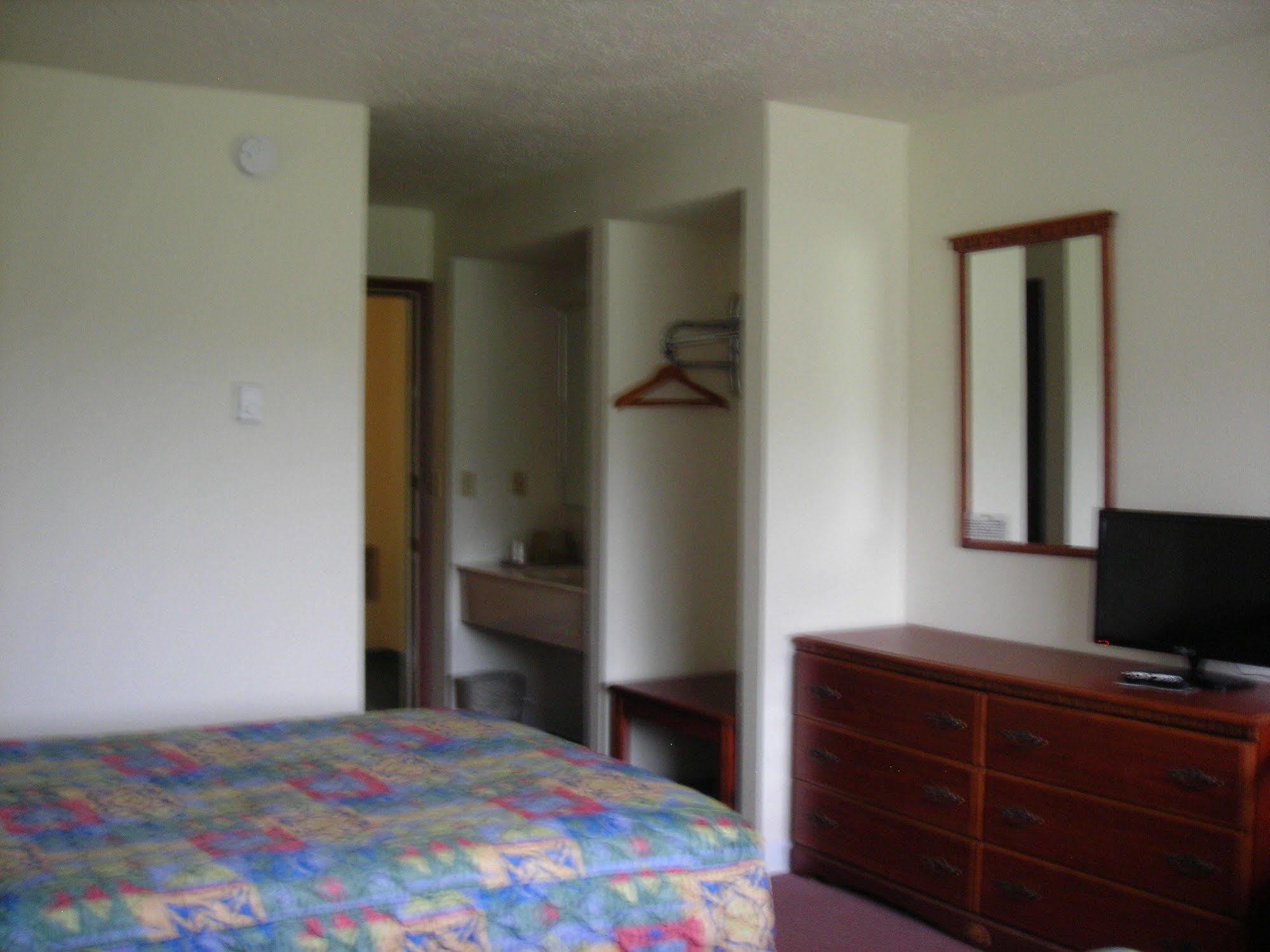 Model Towne Inn Motel Gwinn Kültér fotó